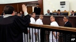 被告澳大利亚人格雷斯特(右二),埃及裔加拿大人莫哈米德•法赫米(中)和埃及人半岛电视台英语制片巴赫尔•莫哈米德(左中)