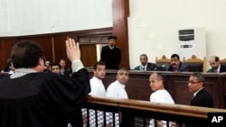 被告澳大利亚人格雷斯特(右二),埃及裔加拿大人莫哈米德•法赫米(中)和埃及人半岛电视台英语制片巴赫尔•莫哈米德(左中)