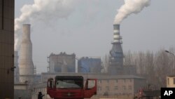 资料照片:一辆卡车离开了位于中国北部河北省迁安市的九江钢铁厂和轧钢厂的一个庞大的厂区。(2016年12月30日)