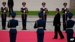 中国领导人习近平在国庆日前走向天安门广场的人民英雄纪念碑献花篮。(2024年9月30日)